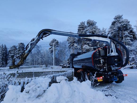 Teleskooppipuomi lietteensiirtoautoon